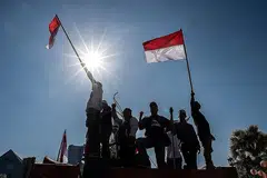 MENCARI DAMAI: Sekumpulan aktivis Indonesia berhimpun di Surabaya, Jawa Timur, kelmarin, menuntut agar ketenangan dapat dikembalikan di wilayah Papua yang kini bergolak. - Foto AFP