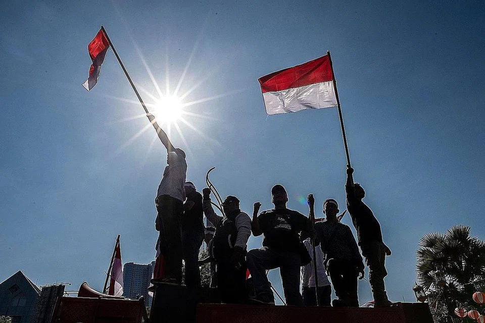 MENCARI DAMAI: Sekumpulan aktivis Indonesia berhimpun di Surabaya, Jawa Timur, kelmarin, menuntut agar ketenangan dapat dikembalikan di wilayah Papua yang kini bergolak. - Foto AFP