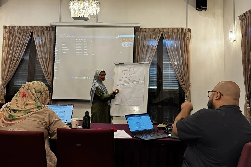 Peserta Residensi Penulis Melayu, Profesor Madya Dr Mawar Safei