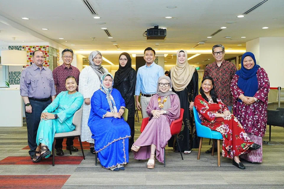 Pengerusi Bersama, Jawatankuasa Penganjur, Anugerah Guru Arif Budiman (Agab) 2025 terdiri daripada Encik Zafilin Abdul Hamid (kiri); Naib Presiden, Persatuan Guru Bahasa Melayu (PGBM), Encik Abdul Harris Sumardi (berdiri dua dari kiri); Editor Cetak, Berita Harian (BH), Encik Puad Ibrahim (berdiri dua dari kanan); serta Pensyarah Jabatan Bahasa dan Kebudayaan Melayu, Institut Pendidikan Nasional (NIE), Universiti Teknologi Nanyang (NTU), Dr Roszalina Rawi (kanan). Bersama mereka ialah lapan finalis Agab 2025.