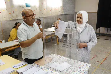 Seorang wanita membuang undi di pusat pengundian di sebuah sekolah di kawasan Udayas, Rabat, Maghribi, pada 23 September 2026. Pilihan raya Parlimen negara itu berlangsung ketika pengundi, khususnya golongan muda, berdepan masalah pengangguran, peningkatan kos sara hidup dan jurang ekonomi, selain kekecewaan terhadap parti politik yang gagal memenuhi harapan mereka.