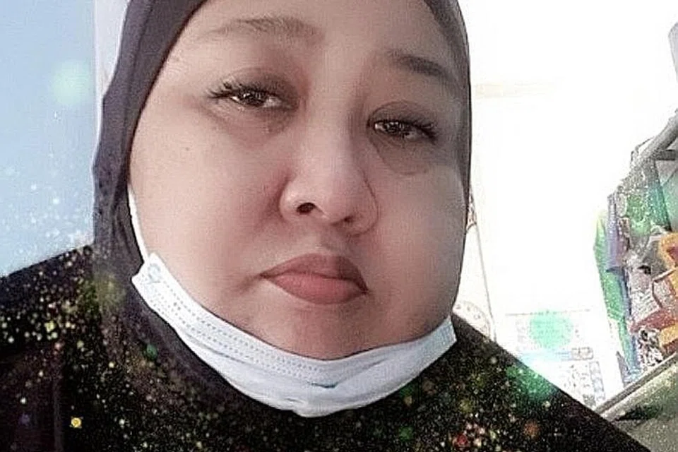 DEMI ORANG TUA: Cik Rozanah (atas) membantu ayahnya membasuh tiub dan beg yang digunakan untuk membuang air kecil dan mengalihkannya ke sebuah baldi. Turut bersama dalam gambar ialah ibunya. - Foto ihsan ROZANAH SAMSUDIN