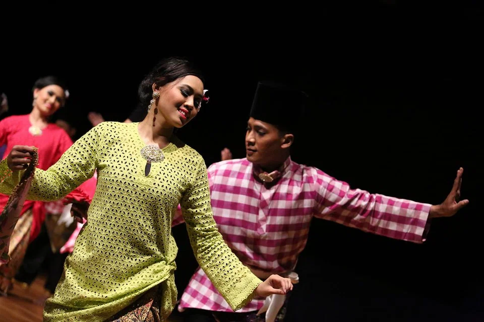 KOREOGRAFER MUDA DIUJI: Penonton bakal disajikan dengan persembahan tarian tradisional dan kontemporari ciptaan baru oleh 16 koreografer muda yang berwibawa dalam acara 'Akar Subur 2016' pada 3 dan 4 Jun ini di Taman Warisan Melayu. Gambar menunjukkan persembahan 'Akar Subur 2015'. - Foto ERA DANCE THEATRE LIMITED