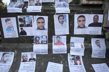 Poster yang menunjukkan orang-orang yang hilang dipasang pada tembok sebuah tugu di al-Marjeh Square, Damsyik, ibu kota Syria, pada 16 Disember 2024. 