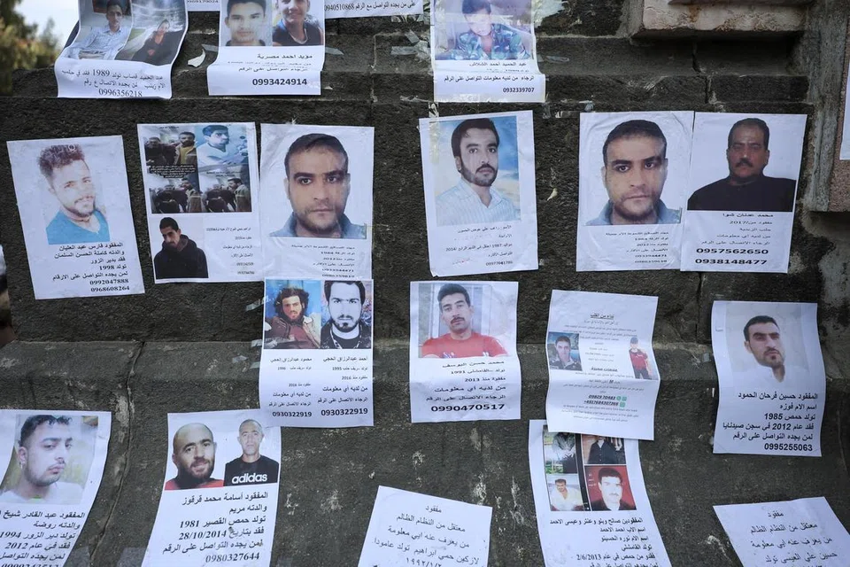 Poster yang menunjukkan orang-orang yang hilang dipasang pada tembok sebuah tugu di al-Marjeh Square, Damsyik, ibu kota Syria, pada 16 Disember 2024. 