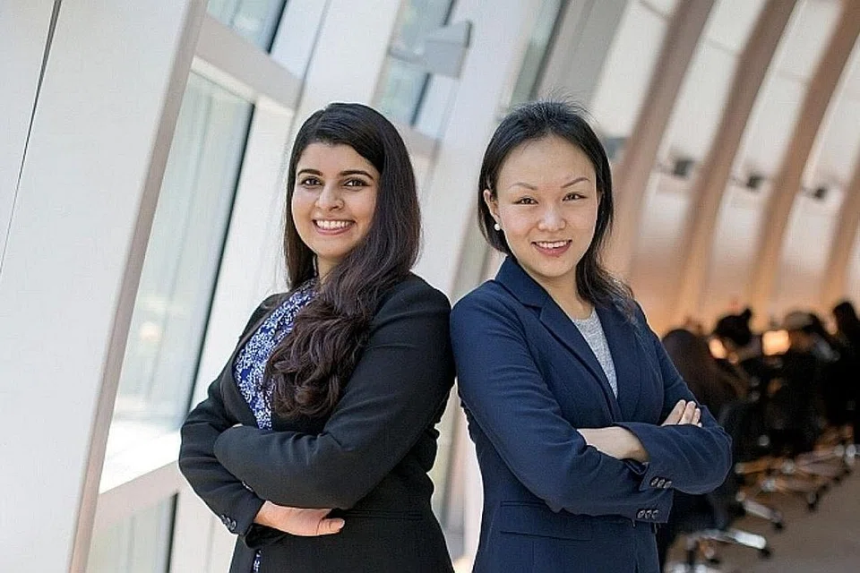 PEMIMPIN AKAN DATANG: Cik Shaily Sharma (kiri) dan Cik Zhou Yuzhen daripada SMU adalah penerima Biasiswa Sarjana Pentadbiran Perniagaan (MBA) Buat Wanita yang disampaikan Mastercard. - Foto MASTERCARD