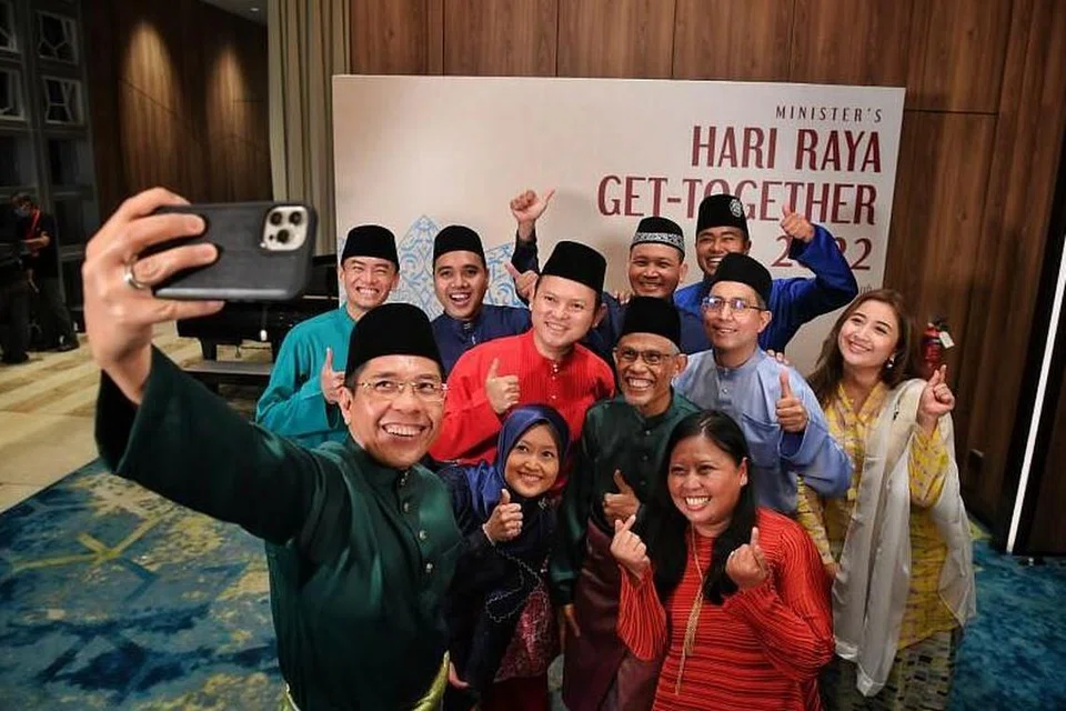 Anggota Parlimen Melayu bergambar bersama semasa perjumpaan Hari Raya pada 13 Mei 2022. - Foto BH oleh CHONG JUN LIANG