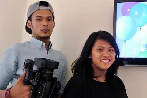 ARTIS VIDEO: Video muzik band tempatan, .GIF, terbitan dan arahan Encik Muhammad Fariq Kader dan Cik Liyana Amani Shaifol Bahri dipaparkan pada skrin televisyen di Esplanade sempena Pesta Muzik Baybeats 2014. - Foto JOHARI RAHMAT
