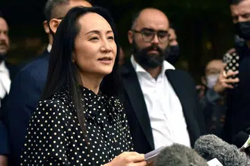 Ketua Pegawai Kewangan Huawei, Meng Wanzhou (tengah) bercakap dengan media di luar bangunan Mahkamah Agung British Columbia di Vancouver.