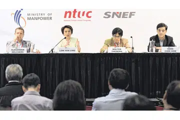 BINCANGKAN NASIB PEKERJA SENJA: (Dari kiri) Encik Alexander Melchers, Cik Low Yen Ling, Encik Walter Theseira dan Encik Heng Chee How di satu forum IPS membincangkan pelbagai isu mengenai warga senja yang diadakan baru-baru ini. - Foto BM oleh NG SOR LUAN