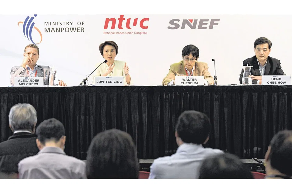 BINCANGKAN NASIB PEKERJA SENJA: (Dari kiri) Encik Alexander Melchers, Cik Low Yen Ling, Encik Walter Theseira dan Encik Heng Chee How di satu forum IPS membincangkan pelbagai isu mengenai warga senja yang diadakan baru-baru ini. - Foto BM oleh NG SOR LUAN