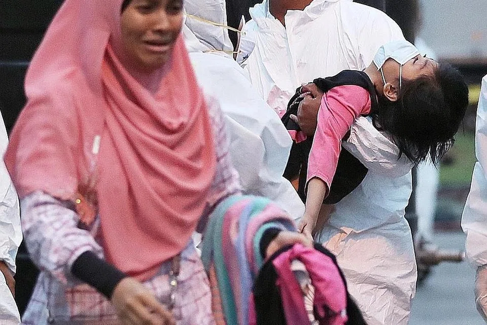 TERJEJAS: Seorang budak dibawa ke hospital dalam kes pencemaran udara kedua di Pasir Gudang. - Foto ST