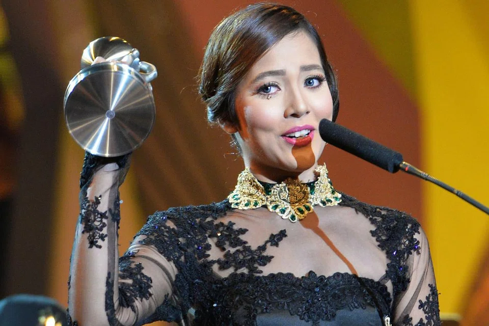 SATU PENGHARGAAN: Bakat muda, Aisyah Aziz, berpendapat bahawa bakat muda akan rasa dihormati jika dicalonkan dalam kategori yang sama dengan legenda dan akan terdorong memperbaiki diri serta mencatatkan kemajuan seperti artis veteran yang disanjungi. - Foto fail