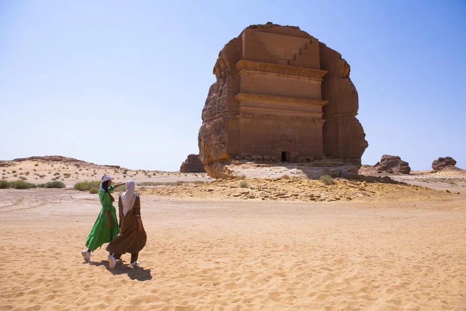 Madain Saleh yang terletak di Al-Ula, Arab Saudi, merupakan tapak arkeologi menakjubkan yang menempatkan 131 makam purba yang terpahat megah pada tebing batu, kebanyakannya masih kekal utuh dan terpelihara hingga ke hari ini. Tapak bersejarah itu menjadi bukti kegemilangan tamadun Nabatean dan kini diiktiraf sebagai salah satu warisan dunia oleh Pertubuhan Pendidikan, Saintifik dan Kebudayaan Pertubuhan Bangsa-Bangsa Bersatu (Unesco).