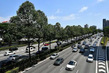 PERMINTAAN TINGGI: Dengan premium bagi Sijil Hak Memiliki Kenderaan (COE) yang melonjak dan kekal di paras tinggi, permintaan bagi kereta terpakai turut meningkat. Namun, harga bagi kereta terpakai juga naik kerana bekalan yang tidak mencukupi. - Foto BH oleh LIM YAOHUI