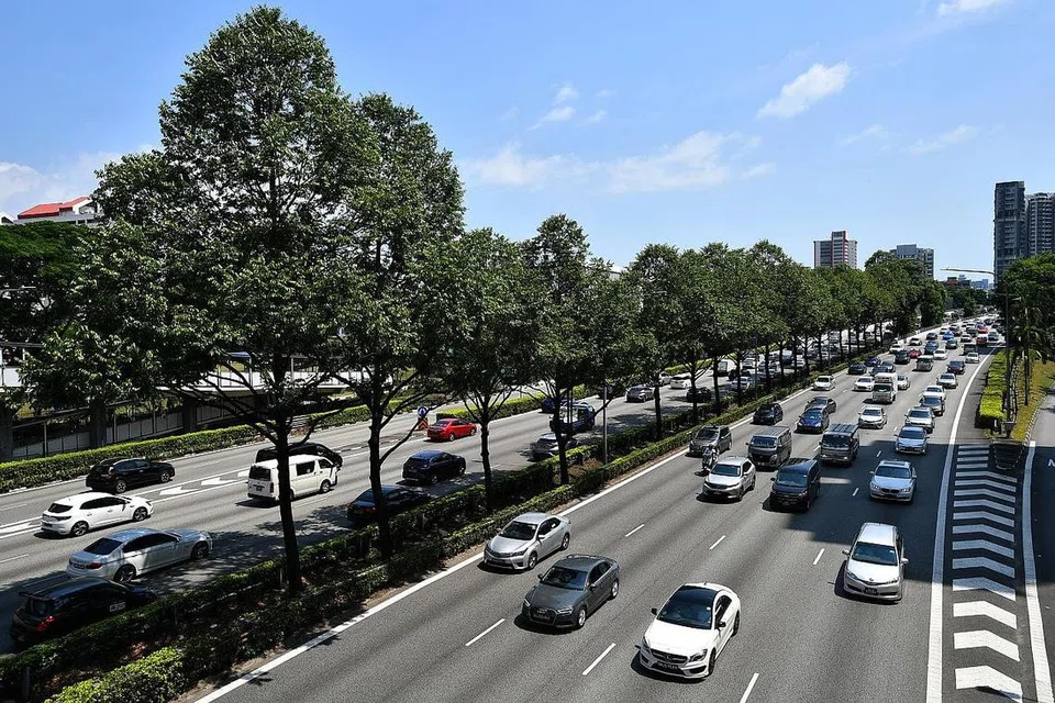 PERMINTAAN TINGGI: Dengan premium bagi Sijil Hak Memiliki Kenderaan (COE) yang melonjak dan kekal di paras tinggi, permintaan bagi kereta terpakai turut meningkat. Namun, harga bagi kereta terpakai juga naik kerana bekalan yang tidak mencukupi. - Foto BH oleh LIM YAOHUI