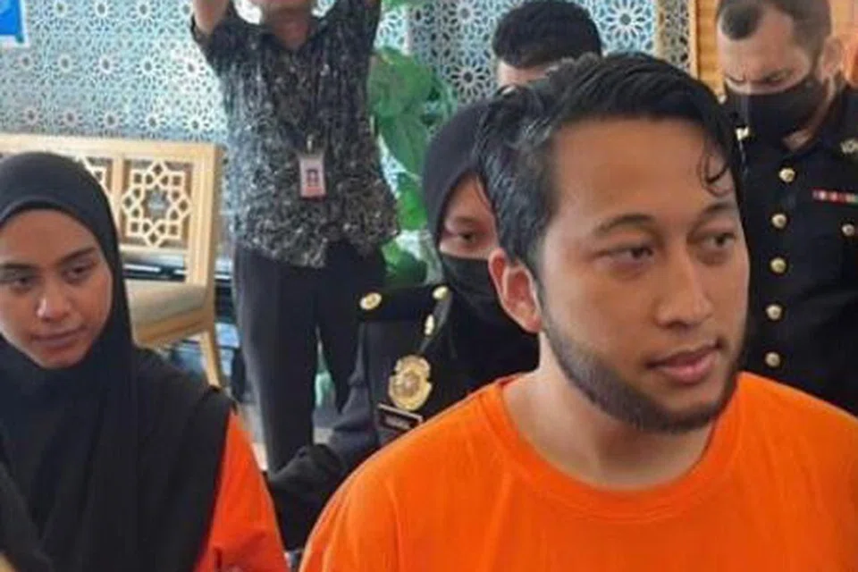 Pasangan pempengaruh media sosial di Malaysia, Mohd Hazalif Mohd Hazani, 30 tahun, atau lebih dikenali sebagai Alif Teega (depan) dan isterinya Aisyah Hijanah (kiri) ditahan Suruhanjaya Pencegahan Rasuah Malaysia (SPRM) untuk siasatan penyelewengan dana derma awam.