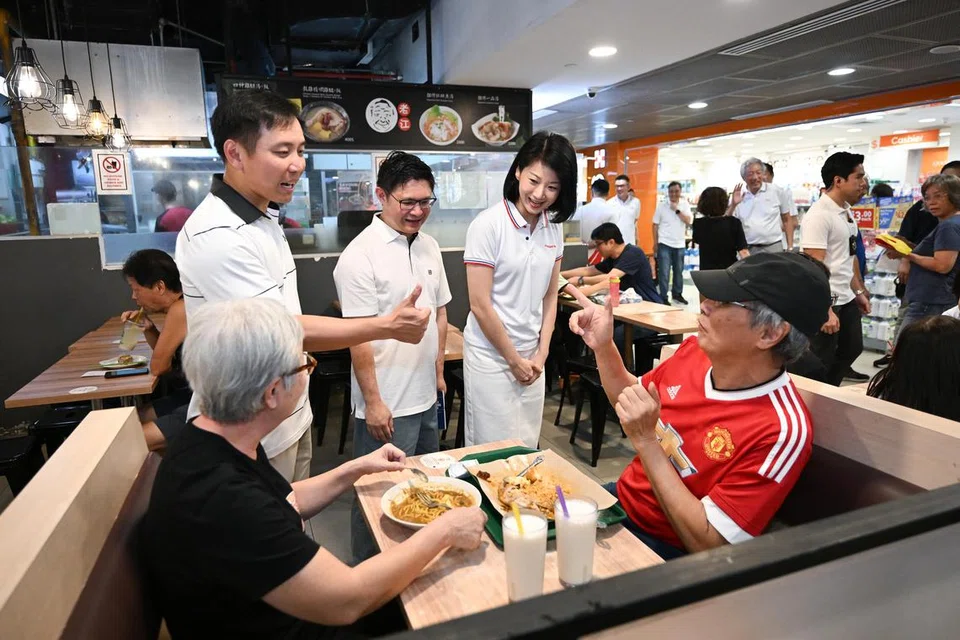 Mantan Ketua Turus, Staf bersama Angkatan Bersenjata Singapura (SAF), Encik Goh Pei Ming (kiri) dan mantan pengarah di Kementerian Pengangkutan (MOT), Encik Foo Cexiang (tengah) tidak memberikan sebarang komen sama ada mereka akan dicalonkan di GRC Punggol yang baru dalam GE2025  ataupun tidak. Turut bersama mereka ialah Menteri Negara (Pembangunan Sosial dan Keluarga merangkap Ehwal Dalam Negeri), Cik Sun Xueling (kanan). 
