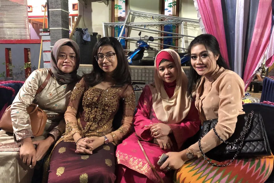 Penulis (kedua dari kiri) bersama mak ciknya (kiri) Cik Waode Maliya; ibu penulis (kedua dari kanan), Cik Simah Abdul; dan saudaranya (kanan), Cik Waode Nurul, di majlis perkahwinan di Batam, Indonesia.