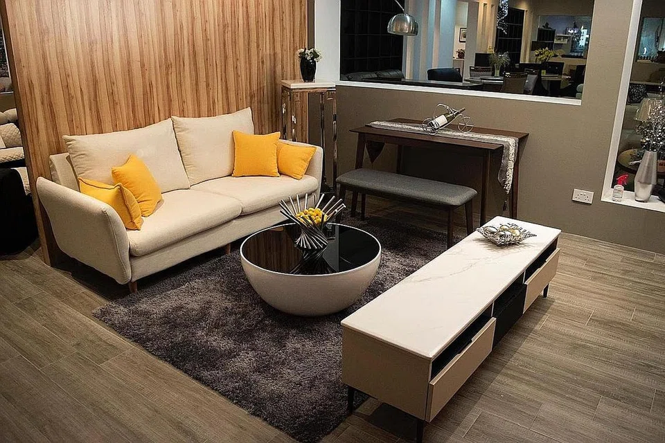 PENUHI CITA RASA PELANGGAN: Pakej istimewa bernilai $980 ini termasuk satu set sofa yang boleh muat tiga orang; satu meja kopi bulat dengan kaca tahan lasak dan satu kabinet jenis marmar untuk unit televisyen. - Foto HOME WELLNESS FURNITURE