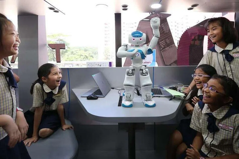 Pelajar Sekolah Rendah Wellington seronok melihat sebuah robot menari ala Gaya Gangnam dalam Makmal Bergerak, iaitu sebuah bas yang dipasang dipenuhi dengan komputer dan robot. Projek IT pemerintah tahun ini termasuk perluasan liputan Wi-Fi ke lebih banyak kawasan di sekolah bagi menyokong pembelajaran pintar.