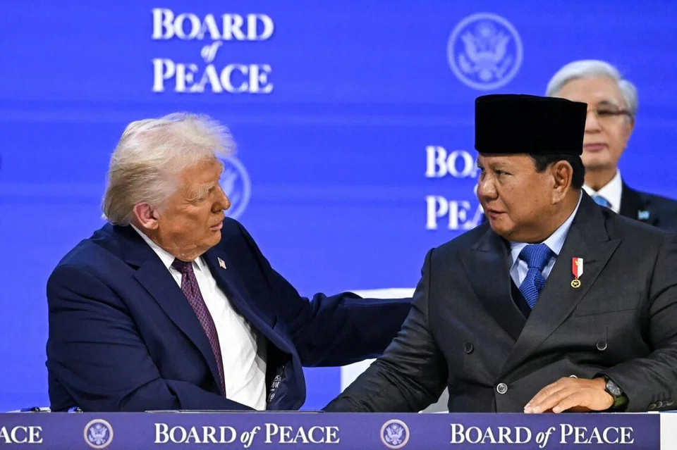 Presiden Prabowo Subianto (kanan) berjabat tangan dengan Presiden Amerika Syarikat Donald Trump pada 22 Januari 2026 semasa majlis pelancaran Lembaga Keamanan di luar acara tahunan Forum Ekonomi Dunia di Davos, Switzerland.