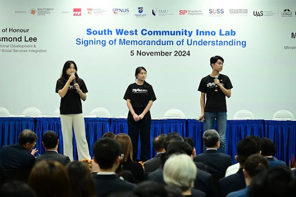 Pelajar dari Universiti Pengurusan Singapura (SMU), Universiti Sains Kemasyarakatan Singapura (SUSS), dan Universiti Teknologi dan Reka Bentuk Singapura (SUTD) berkongsi tentang mereka projek penglibatan masyarakat semasa majlis menandatangani Memorandum Persefahaman (MOU) yang diadakan di Kolej Reka Bentuk dan Kejuruteraan Universiti Nasional Singapura (NUS) pada 5 November.