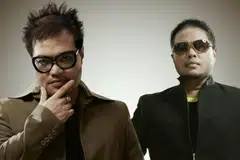 Nuradee yang terdiri daripada Mohamed Rasid Abdullah (kiri) dan Mohamed Noor Abdullah ligat ‘busking’ buat masa ini dan senangi amanah menghiburkan ramai di kawasan kejiranan.