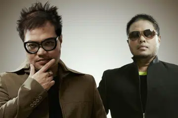 Nuradee yang terdiri daripada Mohamed Rasid Abdullah (kiri) dan Mohamed Noor Abdullah ligat ‘busking’ buat masa ini dan senangi amanah menghiburkan ramai di kawasan kejiranan.