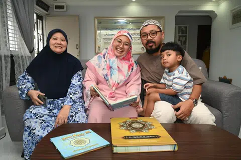 TEMPUHI UJIAN: Ustazah Nuritah Abdul Rahim (dua dari kiri) menerima berita beliau menghidapi barah buah dada ketika sedang hamil 34 minggu dengan anak keempatnya, Umar Al-Farooq (dalam gambar), pada 2020. Namun, berkat sokongan kuat keluarga, termasuk suami, Ustaz Muhd Faisal Ayub, dan ibu, Cik Zubaidah Jalil, beliau berjaya menempuhi ujian itu.