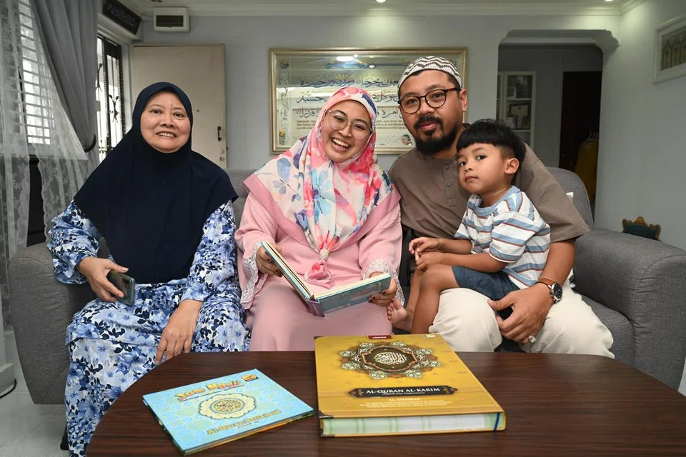 TEMPUHI UJIAN: Ustazah Nuritah Abdul Rahim (dua dari kiri) menerima berita beliau menghidapi barah buah dada ketika sedang hamil 34 minggu dengan anak keempatnya, Umar Al-Farooq (dalam gambar), pada 2020. Namun, berkat sokongan kuat keluarga, termasuk suami, Ustaz Muhd Faisal Ayub, dan ibu, Cik Zubaidah Jalil, beliau berjaya menempuhi ujian itu.