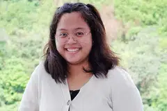 MINAT DARI KECIL: Cik Qistina Sujimy belajar dengan sendiri cara-cara untuk merakam dan menyunting video. - Foto BH oleh KHALID BABA