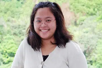 MINAT DARI KECIL: Cik Qistina Sujimy belajar dengan sendiri cara-cara untuk merakam dan menyunting video. - Foto BH oleh KHALID BABA