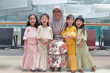 SENTUHAN KREATIF: Cik Rohanah telah mengusahakan perniagaan pakaian untuk bayi dan kanak-kanak sejak 2015. Sehingga kini perniagaan tukikan beliau kekal stabil meskipun di ambang pandemik ini. - Foto ihsan ROHANAH ADIS