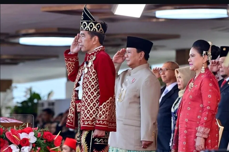 Bakal presiden, Encik Prabowo Subianto (dua dari kiri), mengiringi Presiden Joko ‘Jokowi’ Widodo (kiri) semasa meraikan Hari Kemerdekaan Indonesia di Nusantara, telah menegaskan komitmennya untuk meneruskan pembangunan ibu negara baru itu.
