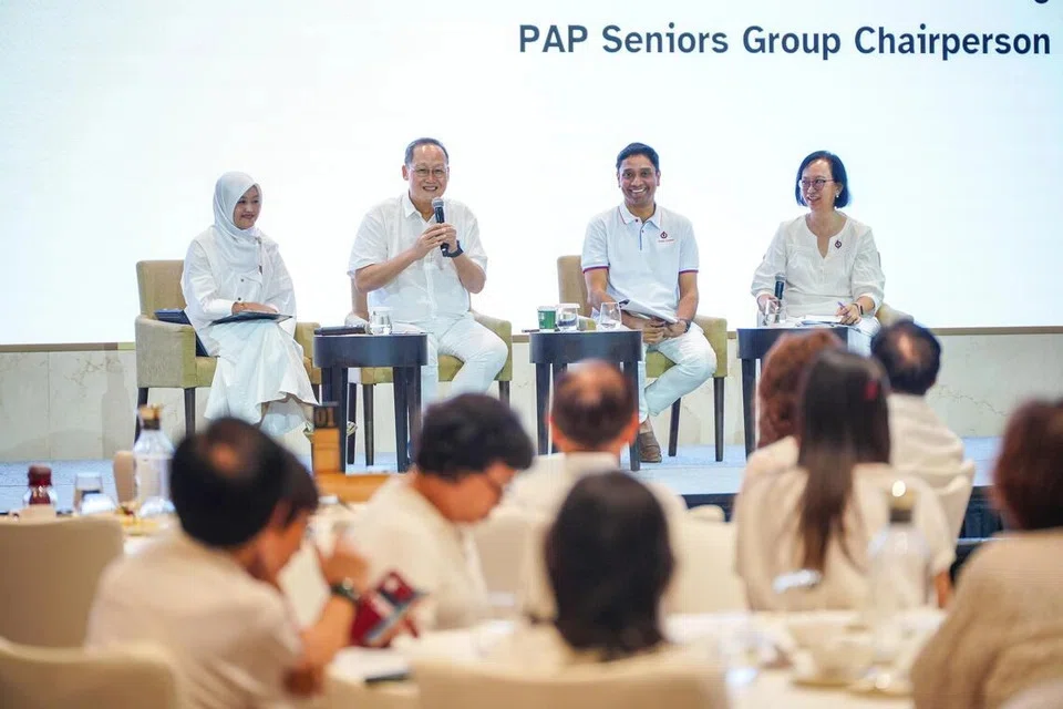Kumpulan Warga Emas PAP, yang dipengerusikan oleh Menteri Tenaga Manusia, Dr Tan See Leng (dua dari kiri), mengadakan dialog pada 12 Oktober yang disertai lebih 300 orang. Turut berucap ialah naib pengerusi kumpulan: Menteri Negara (Penerangan dan Pembangunan Digital merangkap Kesihatan), Cik Rahayu Mahzam (paling kiri) dan Menteri Negara (Kebudayaan, Masyarakat dan Belia merangkap Tenaga Manusia), Encik Dinesh Vasu Dash (dua dari kanan)