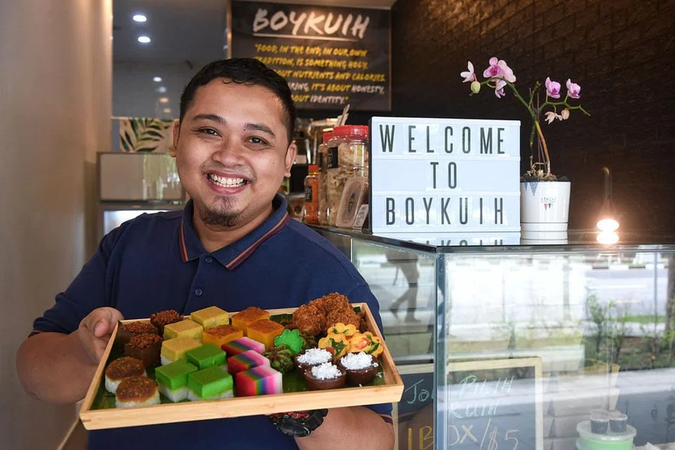 PENERUS TRADISI: Pemilik Boy Kuih Encik Mohammad Muhaimin Abdul Rahman ingin pastikan kuih-muih Melayu dikenali generasi muda. - Foto BM oleh KUA CHEE SIONG