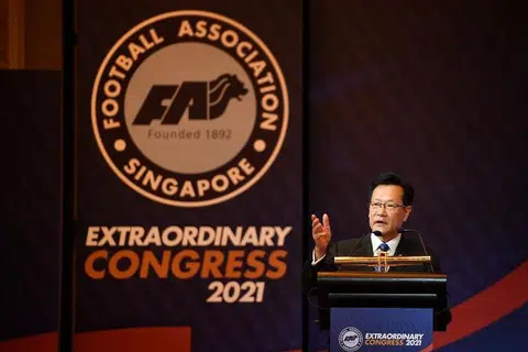 KEKAL PIMPIN FAS: Peguam Lim Kia Tong dilantik sebagai Presiden Persatuan Bola Sepak Singapura (FAS) bagi empat tahun selanjutnya buat dua tempoh berturut-turut. - Foto BH oleh CHONG JUN LIANG