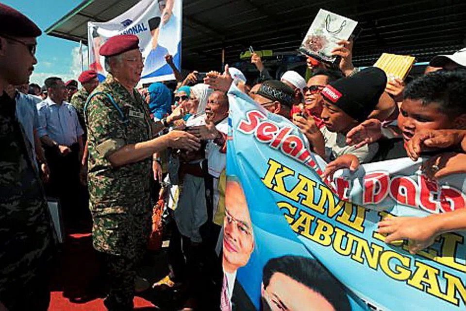 MERASMIKAN PANGKALAN: Datuk Seri Najib di Majlis Pecah Tanah Pangkalan Operasi Hadapan Helikopter Lahad Datu di Lapangan Terbang Lahad Datu, Sabah. Turut hadir Menteri Pertahanan. - Foto NSTP
