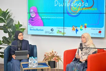 KUASAI BAHASA: Pengasas Pusat Pembelajaran Yaa Bunayya SG, Cik Nur’afifah Mohd Hussain (kanan), dan wartawan Berita Harian (BH), Cik Nur Fathin Awalludin, semasa webinar Cilik Cerdik bertajuk ‘Mengasah Kemahiran Dwibahasa Sambil Bermain’ di Studio BH pada Sabtu.