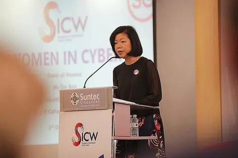 MEMENUHI PERMINTAAN: Menteri Negara Kanan (Perhubungan dan Penerangan merangkap Kebudayaan, Masyarakat dan Belia), Cik Sim Ann, berkata lebih ramai wanita boleh digalak menyertai industri keselamatan siber dan maju dalam sektor itu. - Foto BH oleh GIN TAY