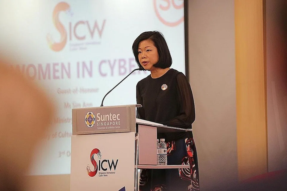 MEMENUHI PERMINTAAN: Menteri Negara Kanan (Perhubungan dan Penerangan merangkap Kebudayaan, Masyarakat dan Belia), Cik Sim Ann, berkata lebih ramai wanita boleh digalak menyertai industri keselamatan siber dan maju dalam sektor itu. - Foto BH oleh GIN TAY