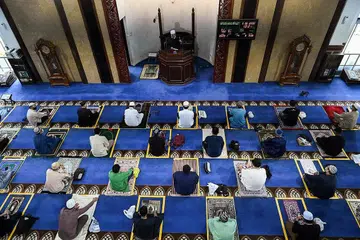 LAKSANA SOLAT JUMAAT: Masjid-masjid di sini akan membenarkan jemaah berulang dapatkan slot menunaikan solat Jumaat hari ini. - Foto AFP