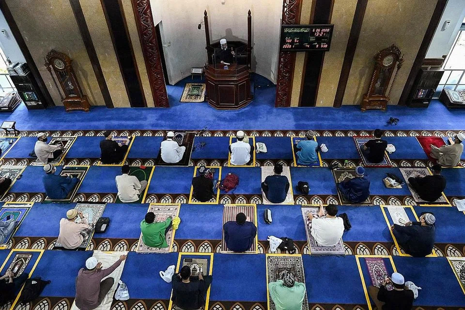 LAKSANA SOLAT JUMAAT: Masjid-masjid di sini akan membenarkan jemaah berulang dapatkan slot menunaikan solat Jumaat hari ini. - Foto AFP