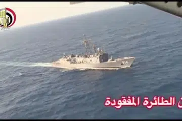 Kapal tentera Mesir dalam operasi mencari pesawat EgyptAir yang hilang di Laut Mediterranean.