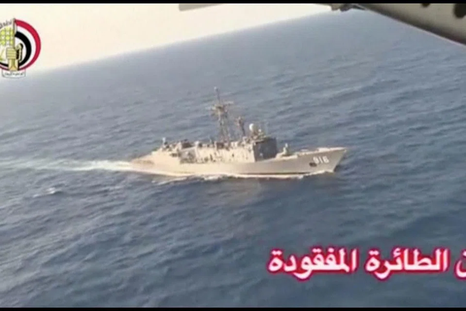 Kapal tentera Mesir dalam operasi mencari pesawat EgyptAir yang hilang di Laut Mediterranean.