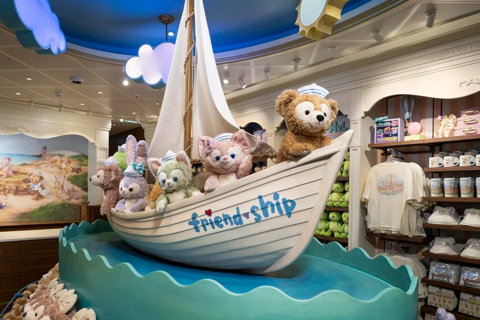 Koleksi patung dan barangan Duffy & Friends dipamerkan di Duffy and Friends Shop di atas kapal Disney Adventure.