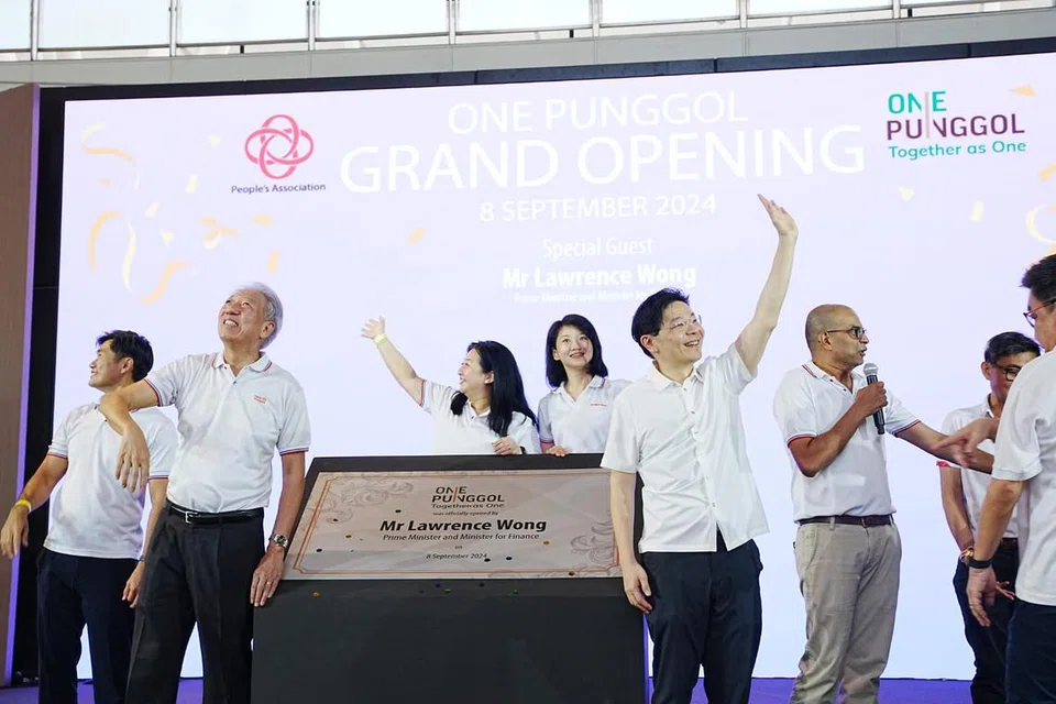 Perdana Menteri, Encik Lawrence Wong (hadapan, kanan) rasmi melancarkan One Punggol pada 8 September. Bersamanya ialah Penasihat Pertubuhan Akar Umbi (GRO) Pasir Ris-Punggol GRC – (dari kiri) Menteri Negara Kanan (Pejabat Perdana Menteri), Encik Desmond Tan; Menteri Kanan yang juga Menteri Penyelaras bagi Keselamatan Negara, Encik Teo Chee Hean; Cik Yeo Wan Ling (GRC Pasir Ris-Punggol); dan Menteri Negara (Ehwal Dalam Negeri merangkap Pembangunan Sosial dan Keluarga), Cik Sun Xueling.