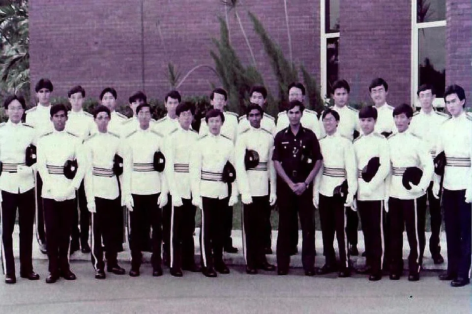 Encik Masagos (baris depan, dua dari kiri) ketika menjalani NS.