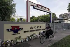 BUAT KENANGAN: Jambangan bunga diletak di pintu masuk Sekolah Tinggi River Valley selepas kejadian seorang pelajar 13 tahun disyaki dibunuh oleh seorang pelajar lebih tua pada 19 Julai lalu. - Foto fail